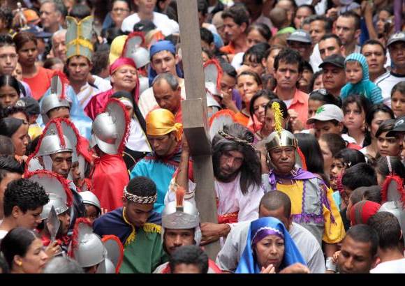 Manuel Saldarriaga - En sectores como en el barrio Moravia, esta celebración religiosa se realizó con actores, en vivo, que llamaron la atención de los habitantes y que los hicieron experimentar con más dramatismo los sucesos bíblicos.
