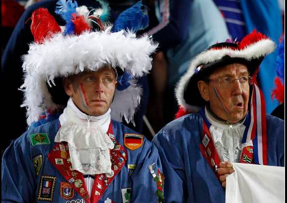 AP - La tristeza de los hinchas ante la derrota de su selección.