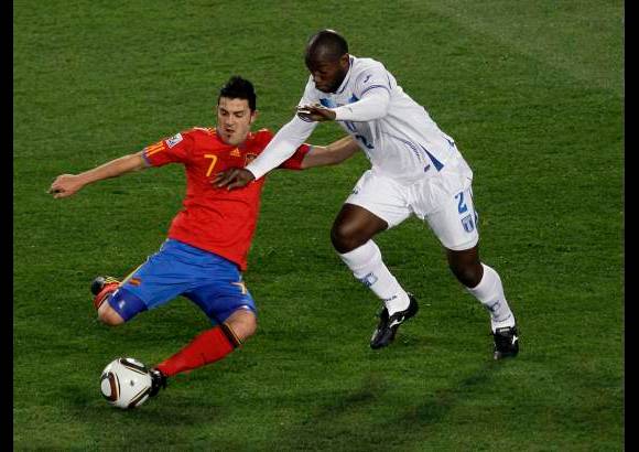AP - El artillero español David Villa firmó con dos goles la victoria de España este lunes ante Honduras, cuyo fútbol ultradefensivo no dio resultado para frenar la reforzada ofensiva ibérica y le deja muy pocas posibilidades de pasar a octavos por el Grupo H del Mundial.