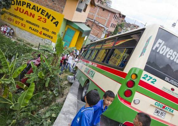 Esteban Vanegas - El bus embisti&#243; el veh&#237;culo particular y lo envi&#243; a un barranco.