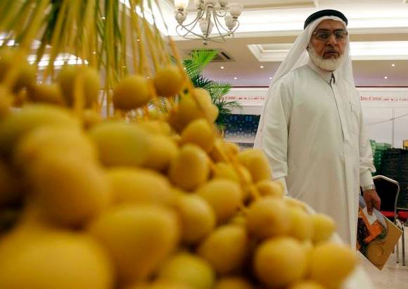 Reuters - En los Emiratos Arabes Unidos, las autoridades religiosas emitieron un edicto, o fatwa, permitiendo a los braceros comer si hace demasiado calor o las condiciones son demasiado penosas para ayunar.