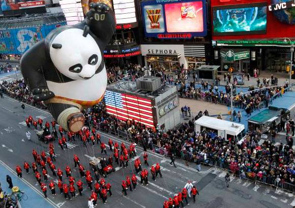 Reuters - El desfile organizado por la tienda Macy&#39;s avanz&#243; por las atestadas calles de Manhattan.