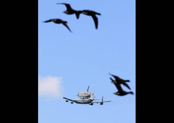 Foto AP - En la torre de control de Kennedy, los controladores a&#233;reos tuvieron que responder a multitud de preguntas de pilotos que esperaban su turno de aterrizaje, que fueron informados de un retraso debido a una &quot;actividad especial&quot;. Algunos comenzaron a preguntarse cu&#225;nto tiempo m&#225;s podr&#237;an permanecer en el aire. Y otros preguntaron cu&#225;l era la mejor posici&#243;n para tener una buena vista del transbordador.