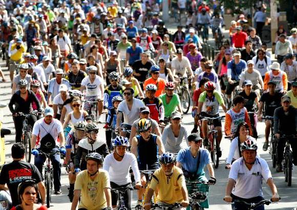 Juan Antonio Sánchez - Este domingo se realizó el Ciclopaseo por las calles de Medellín con motivo del Día de la Bicicleta. Pequeños y grandes disfrutaron del recorrido que reunió a la familia y los amigos. Todos compartieron el lema del evento: En bici somos más felices.