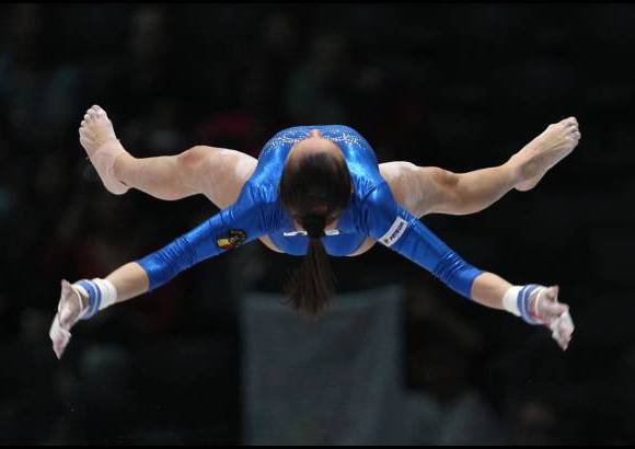 AP - Larisa Andreea Iordache de Rumania realiza su presentaci&#243;n en las barras asim&#233;tricas, durante la ronda de clasificaci&#243;n en el Campeonato del Mundo de Gimnasia art&#237;stica en Amberes, B&#233;lgica.