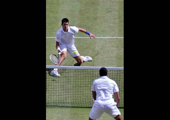 Reuters - Finalmente, fue Tsonga el que flaqueó, en el décimo juego, al servicio. Después de haber salvado tres bolas de rotura, cometió una doble falta cuando iban 40-40 y le dio la ventaja a su contrincante. Le puso en bandeja el punto y el marcador se igualó: 5-5.