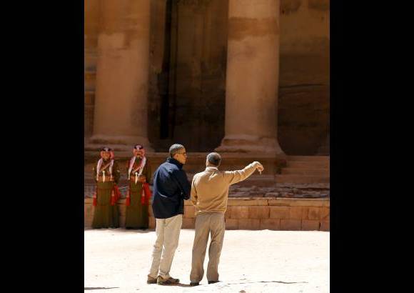 Reuters - Obama sigui&#243; atento las explicaciones que le entregaron historiadores en Petra.