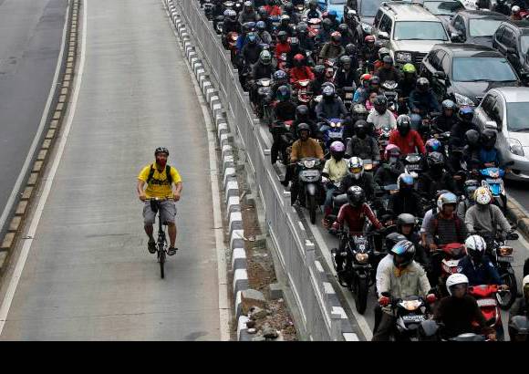 Reuters - Un hombre en una bicicleta puso al mundo a pensar sobre otras formas de transporte.