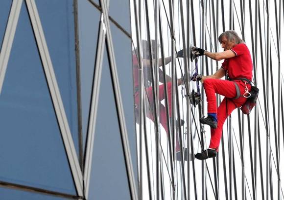 - El famoso escalador de edificios, el franc&#233;s Alain Robert, cumpli&#243; un nuevo reto.