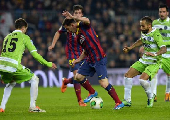 FOTOS AFP - Hasta que a un minuto del final se encontró con un balón dentro del área tras un control de Montoya y remató a la red. Con creces, Messi había cumplido en su regreso, pero, como siempre, quiso darle una vuelta de tuerca más a su juego.