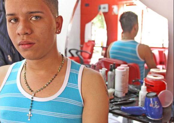 Juan Fernando Cano - Al d&#237;a siguiente del reinado, Bryan trat&#243; de olvidarse de Asly Natalia Arismendi Santodomingo y sali&#243; a trabajar, como si nada,en la peluquer&#237;a del centro.