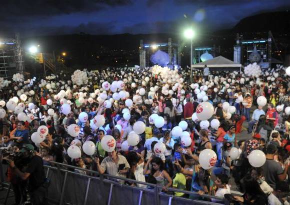 Foto Edwin Bustamante - Atados a 10.400 globos blancos volaron las ilusiones de los paisas.