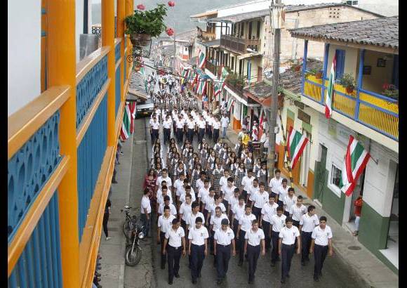 Róbinson Sáenz - Desfile en el que participaron los estudiantes.