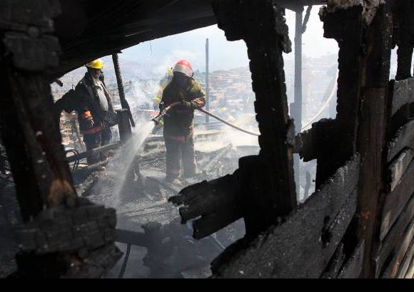 Hern&#225;n Vanegas - Una v&#237;ctima mortal dej&#243; la explosi&#243;n e incendio en una vivienda en el barrio Par&#237;s de Bello.