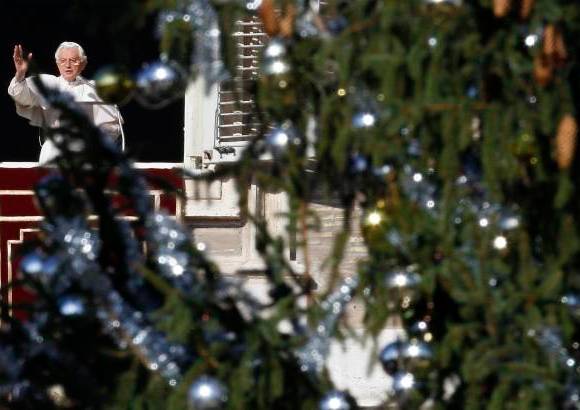 Reuters - &quot;Que la Virgen nos acompa&#241;e en el camino de fe y nos d&#233; apoyos y esperanza. Lo necesitamos, sobre todo en estos momentos tan dif&#237;ciles para Italia, Europa y otras partes del mundo. Que Mar&#237;a nos ayude a ver que hay una luz m&#225;s all&#225; de la capa de niebla que parece envolver la realidad&quot;, dijo el papa ante varias decenas de miles de personas que aguardaron su llegada.