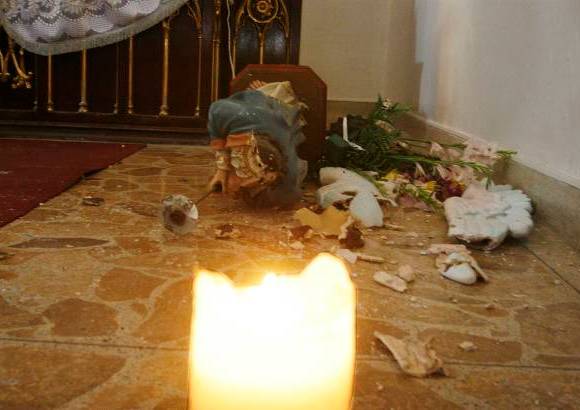 Esteban Vanegas - Entre los da&#241;os, que se calculan en 20 millones de pesos, est&#225; la destrucci&#243;n de varias figuras y elementos del altar del templo.