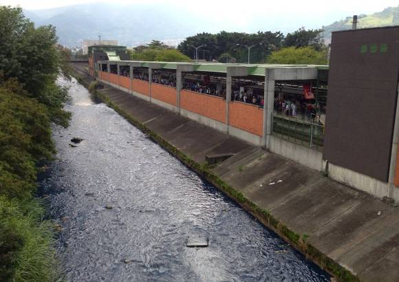 Juan Esteban V&#225;squez - El R&#237;o Medell&#237;n present&#243; en la tarde de este s&#225;bado una coloraci&#243;n azul.