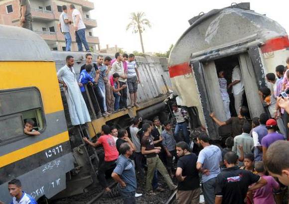 Reuters - Un tren de pasajeros descarril&#243; este martes en la localidad de Al Badrachin, a las afueras de El Cairo, en un accidente que caus&#243; por lo menos catorce heridos, seg&#250;n el Ministerio de Sanidad egipcio. El jefe del Departamento de Primeros Auxilios, Ahmad el Ansari, explic&#243; que los heridos fueron trasladados al hospital de Al Badrachin, al sur de la capital.