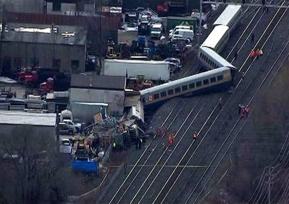 Reuters - Un tren de pasajeros se descarril&#243; en Burlington, Ontario, Canad&#225;. El tren viajaba desde las Cataratas del Ni&#225;gara a Toronto con cerca de 75 pasajeros.