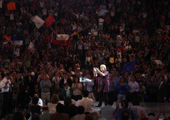 AP - Multitudinario fue el cierre de campa&#241;a de la candidata chilena Michelle Bachelet.