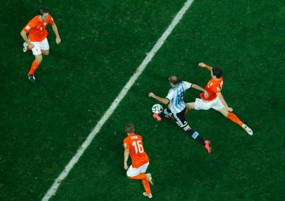 AFP - Jaspen Cillessen estuvo a punto de tapar el &#250;ltimo penal de Maxi Rodr&#237;guez.