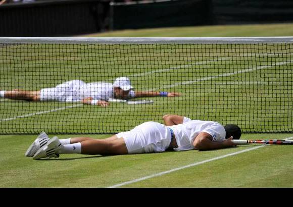 Reuters - Las aspiraciones de Djokovic, entre otras, son mejorar su marca en hierba, donde hasta ahora lo máximo que había hecho era coronarse finalista del torneo de Queen´s en 2008 y en el de Halle en 2009. Si gana mañana, se convertirá en el tercer hombre de la Era Open en lograr su primer título de hierba en Wimbledon, después de Michael Stich (1991) y Andre Agassi (1992).