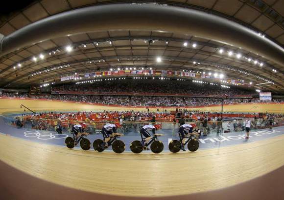 Reuters - El cuarteto brit&#225;nico de persecuci&#243;n en pista bati&#243; por segundo d&#237;a consecutivo el r&#233;cord del mundo en el vel&#243;dromo ol&#237;mpico para hacerse con el oro.