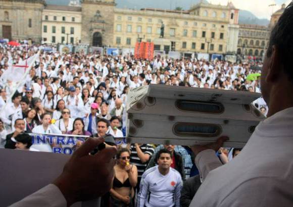 Colprensa - Fueron muchas las movilizaciones en casi todas las ciudades del pa&#237;s, las que se manifestaron en las calles a protestar por lo que ellos consideran como micos en la reforma a la salud.