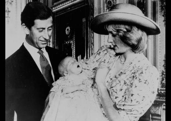 Efe - El principe Guillermo contemplado por sus felices padres despues de la ceremonia del bautizo en el palacio de Buckingham