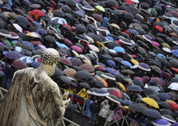 - Los paraguas de los fieles sobresalieron este miércoles en la Plaza de San Pedro.