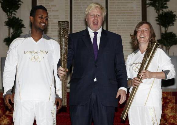 Reuters - La antorcha olímpica sigue su recorrido y este 16 de julio estuvo en manos del anfitrión, el alcalde de Londres, Boris Johnson.