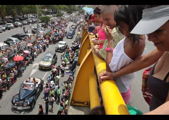 Hernán Vanegas - La caravana de autos clásicos finalizó en la Universidad Eafit.