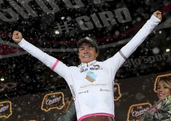 AP - Carlos &#39;Bananito&#39; Betancur, del Ag2r, logr&#243; recuperar la malla blanca como mejor pedalista joven del Giro, al cruzar este s&#225;bado la meta en el cuarto lugar y consiguir 41 segundos de ventaja sobre el polaco Rafal Majka y la quinta posici&#243;n en las generales.