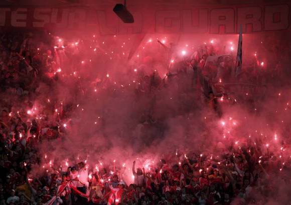 Reuters - Los hinchas celebraron en un estadio te&#241;ido de rojo y colmado por 40.000 hinchas, muchos de los cuales jam&#225;s hab&#237;an visto ganar un campeonato a su equipo.