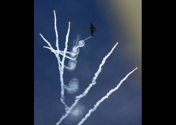 Hernán Vanegas - Ha sido una semana en la que los aviones han hecho de las suyas mientras surcan los cielos, conducidos por acróbatas que no tienen miedo a las alturas.