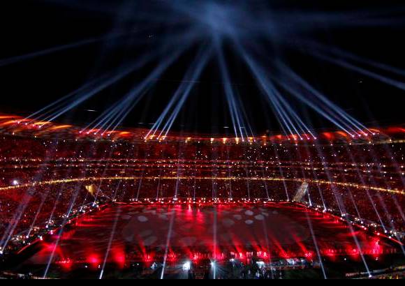 AP - Un espectacular juego de luces descrest&#243; a los miles de asistentes, adem&#225;s de los millones de televidentes que siguieron la ceremonia alrededor del mundo.
