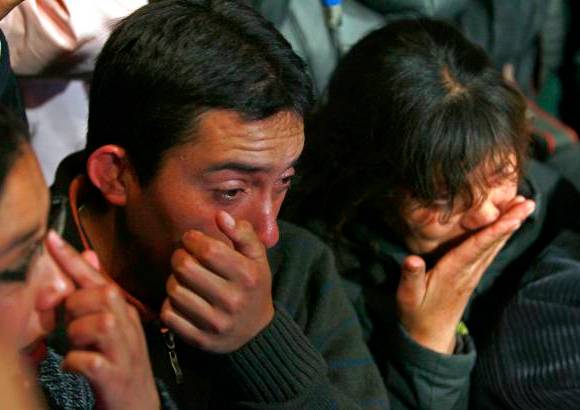 AP - La emoci&#243;n de amigos y familiares que aguardan en los alrededores de la mina por la salida de sus familiares.