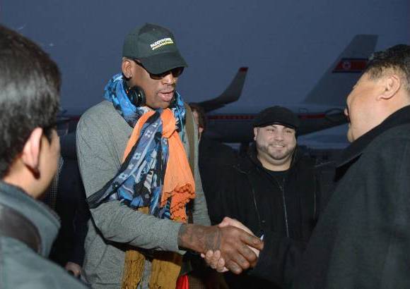 AP - La estrella del basquetbol de la NBA, Dennis Rodman, llegó a Corea del Norte este jueves 19 de diciembre, al aeropuerto en Pyongyang.