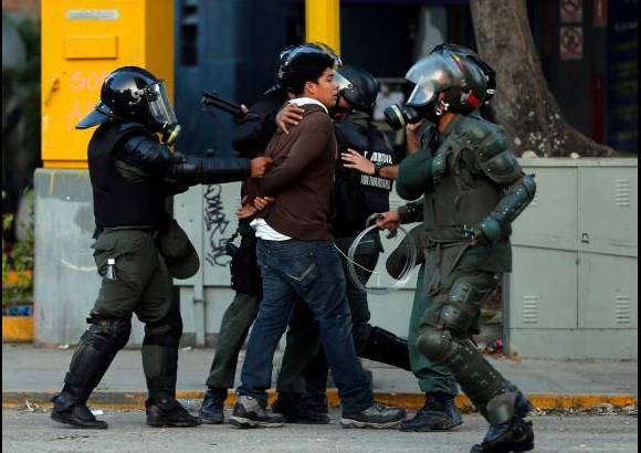 AP - Un manifestante es detenido por agentes de la Guardia Nacional Bolivariana durante las protestas contra el gobierno en Caracas esta semana.