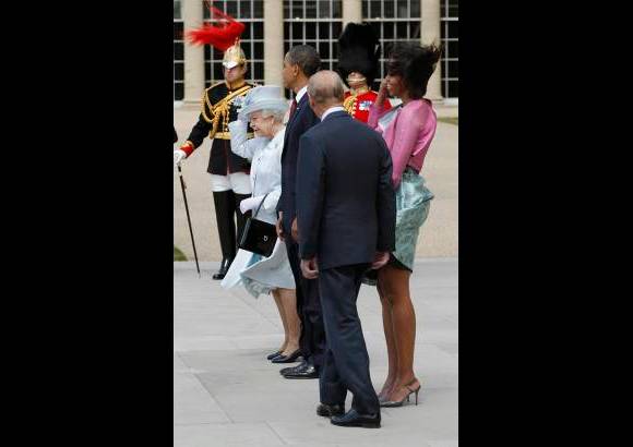 Reuters - La soberana inglesa recibi&#243; a los Obama con todos los honores y el conocido protocolo ingl&#233;s.
