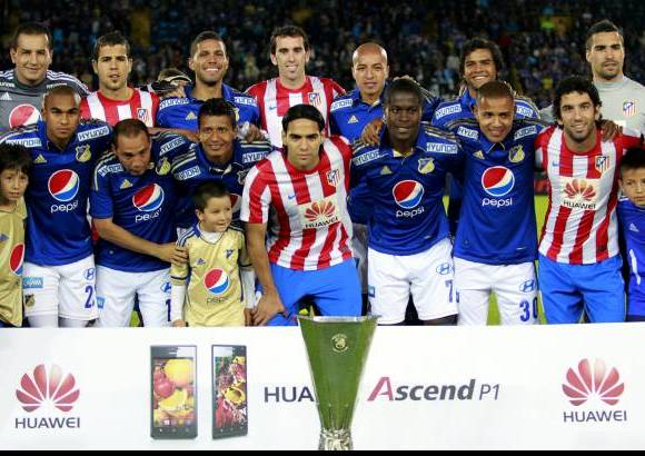 Colprensa - Todos posando al lado de la &#250;ltima conquista de los colchoneros, la Liga Europa.