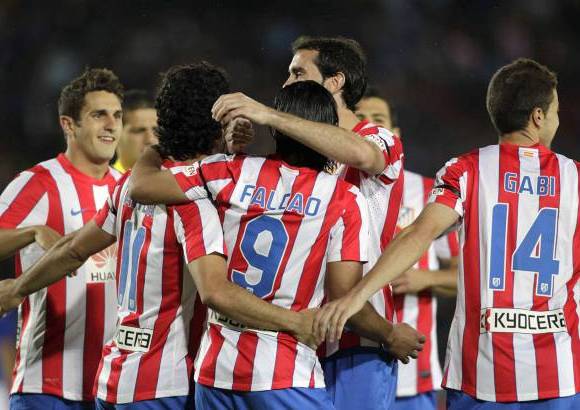 Reuters - El sonido del silbato por fin dio rienda suelta a las emociones y la hinchada, con su coraz&#243;n dividido aplaudi&#243; las jugadas de los 22 muchachos en la cancha. Pero como siempre el m&#225;s ovacionado fue Falcao quien respondi&#243; con uno de esos goles m&#225;gicos a los que ha acostumbrado a la afici&#243;n europea.
