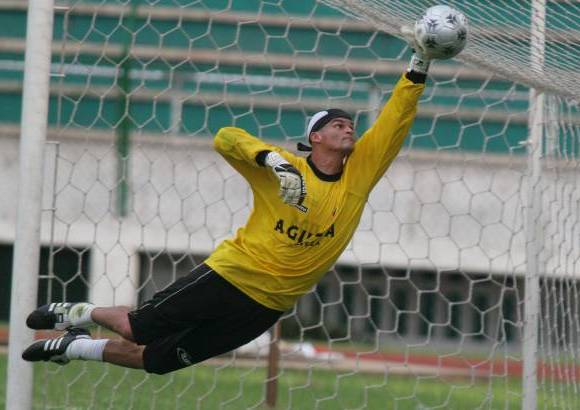 Foto archivo - El portero vallecaucano Miguel &#193;ngel Calero Rodr&#237;guez descrest&#243; con todo su talento en el club Independiente de Ginebra, el Club Sporting de Barraquilla, el Deportivo Cali, el Club Atl&#233;tico Nacional, el Pachuca y la selecci&#243;n Colombia.