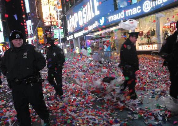 AP - Así quedaron los alrededores de Times Square en Nueva York luego de las celebraciones de año nuevo.