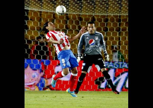 Reuters - Un importante lazo, llamado Falcao, uni&#243; durante tres d&#237;as a las capitales. Y en su despedida, para continuar con la gira nacional que seguir&#225; hermanando a ib&#233;ricos y cafeteros, el Atl&#233;tico exhibi&#243; un juego digno del campe&#243;n de la Liga Europa.
