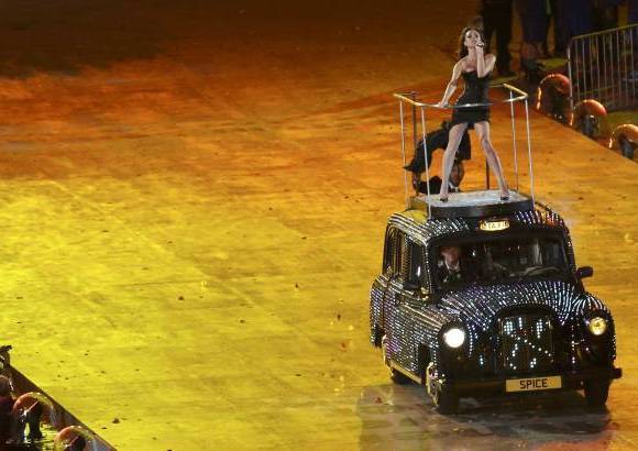 Reuters - Durante el corto recorrido de las cantantes sobre los veh&#237;culos la mirada del hombre nunca abandon&#243; la escultural figura de Victoria Beckham.