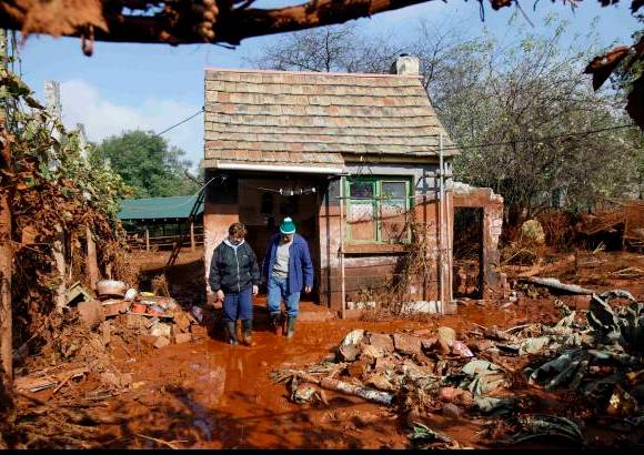 AP - En total unas 800 personas están trabajando a marchas forzadas en la zona del desastre.