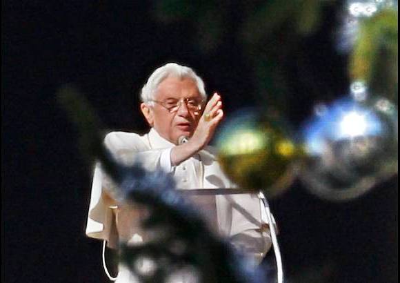 Reuters - El papa acudi&#243; ante el monumento, siguiendo la tradici&#243;n, un a&#241;o m&#225;s para rendir homenaje a la Virgen en la festividad del 8 de diciembre, conmemoraci&#243;n del dogma de 1854 por el que el beato papa P&#237;o IX proclam&#243; la concepci&#243;n inmaculada de Mar&#237;a.