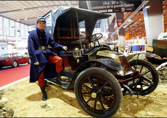 AP - El ayuntamiento de Par&#237;s, el ministerio de Defensa y la compa&#241;&#237;a privada de taxis Alpha realizaron un desfile conmemorativo en el que que participaron 10 taxis de aquellos tiempos, con personas vestidas con uniformes militares de la &#233;poca.