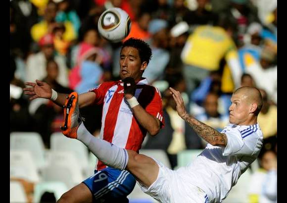 AP - Paraguay arrancó con tres delanteros, pero sus goles fueron obra de volantes.